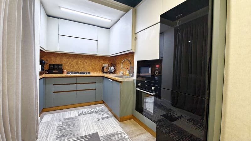 Отличное расположение дома - всё рядом - много магазинов, Це — фото 2
