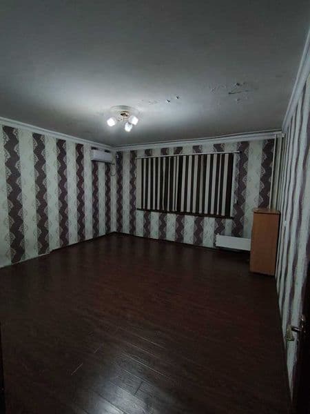 Себзорда квартира арендага берилади 2/5/9. Залда нарсалари й