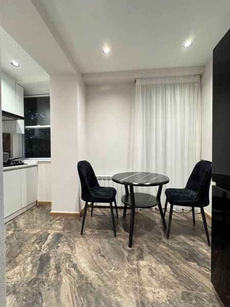 Отличное расположение дома - всё рядом - много магазинов, Це — фото 4