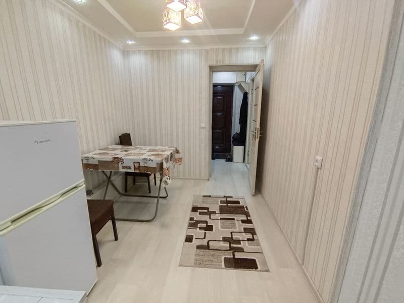 Кв.находится напротив института ,и иагазины запчпстей ,есть 