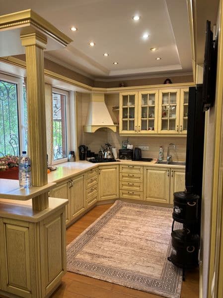 Шикарная просторная с высокими потолками 3 х комнатная кварт