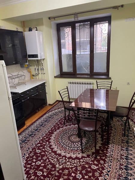 Отличное расположение дома - всё рядом - много магазинов, Це — фото 5