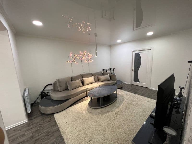 Ойбек Корейское посольство 2/2/4 60м2 700$<br />
Без животны