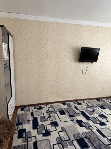 Tinchlik metro oldida ishlaydigan oʻqiydigan ayol qizlarga a