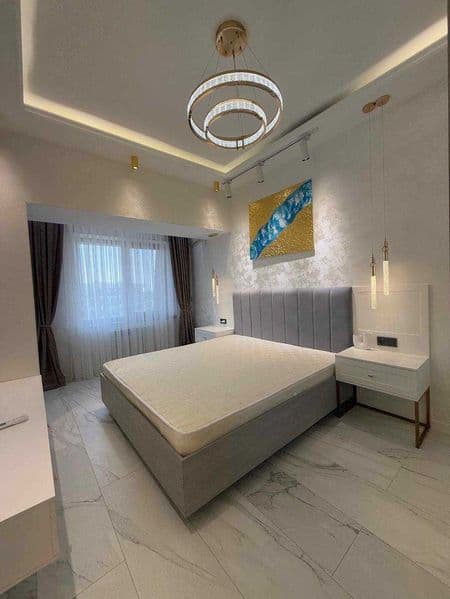 • ЖК: Ц-5<br />
• Комнат: 3 <br />
• Этаж: 3<br />
• Площадь