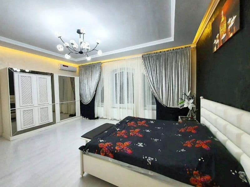 Удобное расположение, рядом метро и остановки общественного 