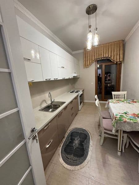 Olmazor cityda 3 xonali uyning 1 xonasi ijaraga beriladi.