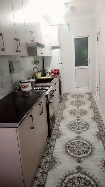 Ijaraga qizlarga xona beraman. <br />
Shaxriston metrosini y