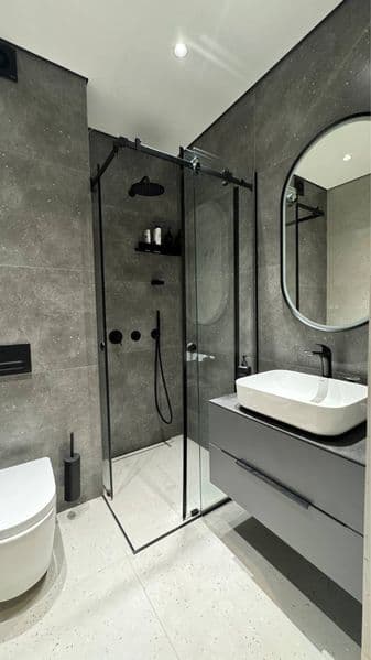 Отличное расположение дома - всё рядом - много магазинов, Це — фото 4