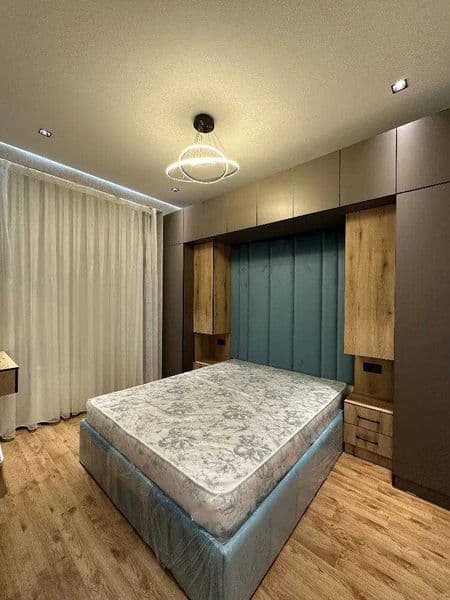 2 комнатную квартиру на 10 этаже,<br />
В квартире есть все 