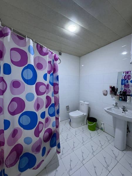 Подробности по телефону. Квартира с мебелью и техникой, есть