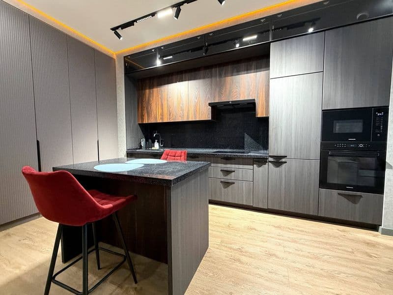 Отличное расположение дома - всё рядом - много магазинов, Це — фото 3