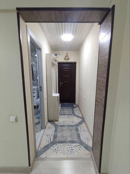 Сдается 1 комнатная переделанная в 2-х, в Алмазарский район.