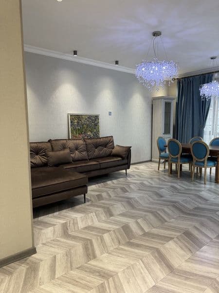 Аренда Parisin<br />
5xona<br />
2-etaj<br />
7-etajka<br />