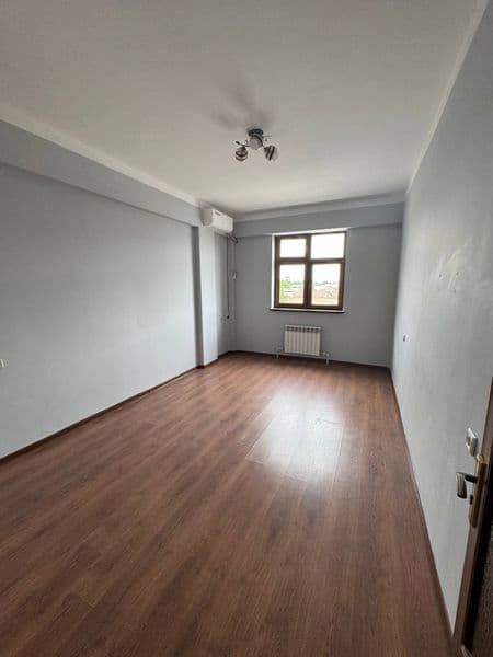 Район - Алмазарский<br />
Ориентир - Парк победа<br />
Комна