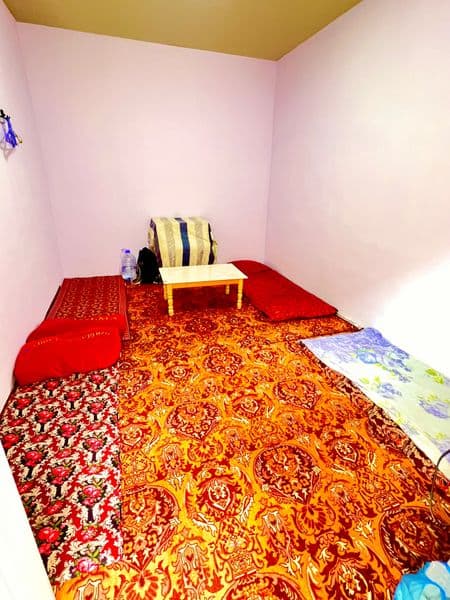 Uyda mavjud qulayliklar : Yopiq osh hona , Dush hona 2 ta , 