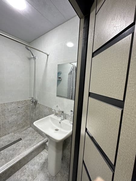 2 хонали йенги уй срочно топширилади, метро олдида. Стол сту — фото 4