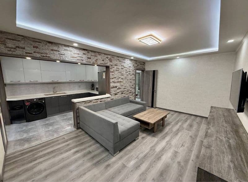 Рядом есть: рестораны, кафе,детский сад,стоянка,больницы, по