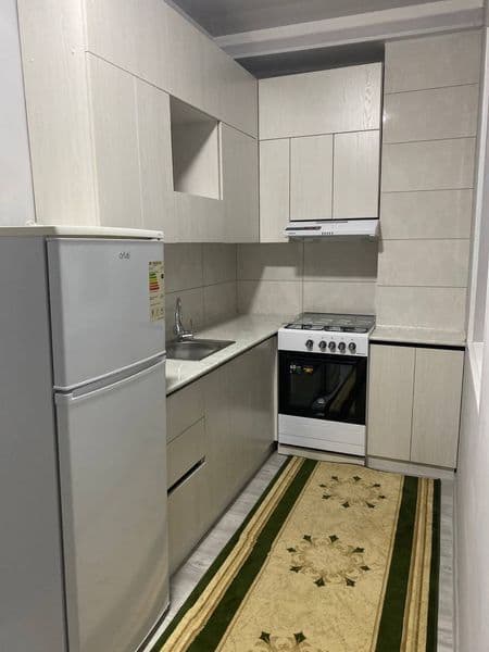 Сдается 1 комнатная квартира переделанная в 2-х, на 4 этаже 