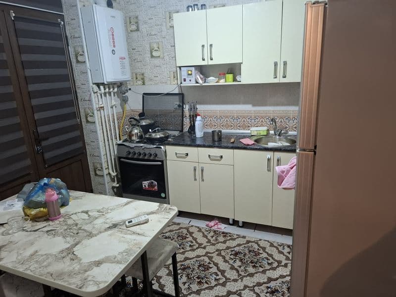 Юнусобод тумани унверсам бозори олдида  2 хонали уй ижарага 