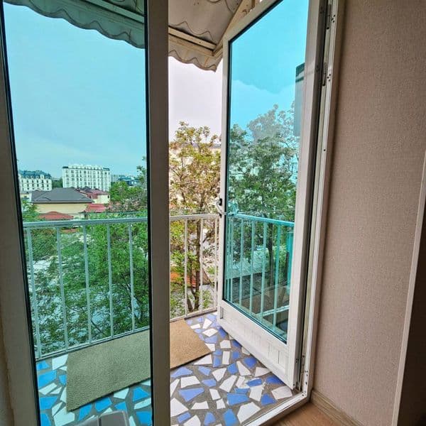 Отличное расположение дома - всё рядом - много магазинов, Це — фото 5