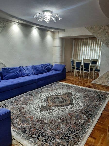 Отличное расположение дома - всё рядом - много магазинов, Це