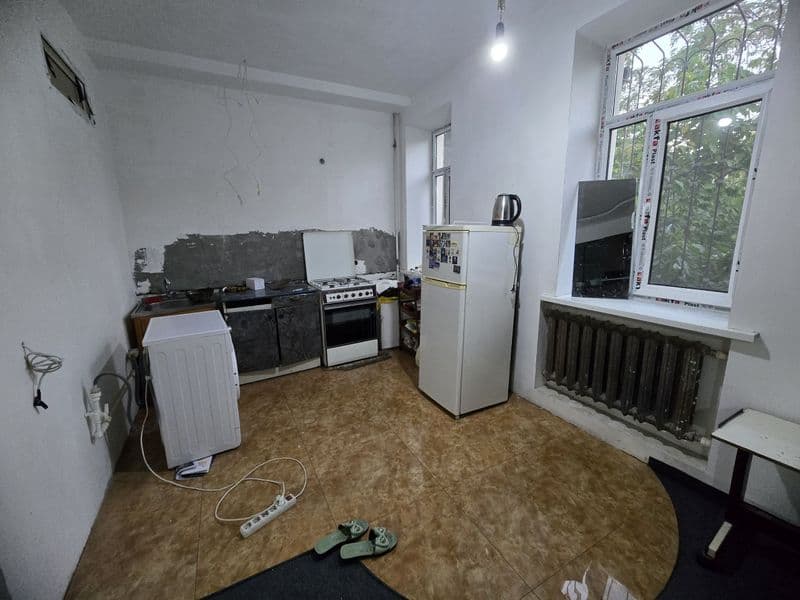 Минор Метрони оркасида <br />
Цена 67$<br />
Коммуналка отде