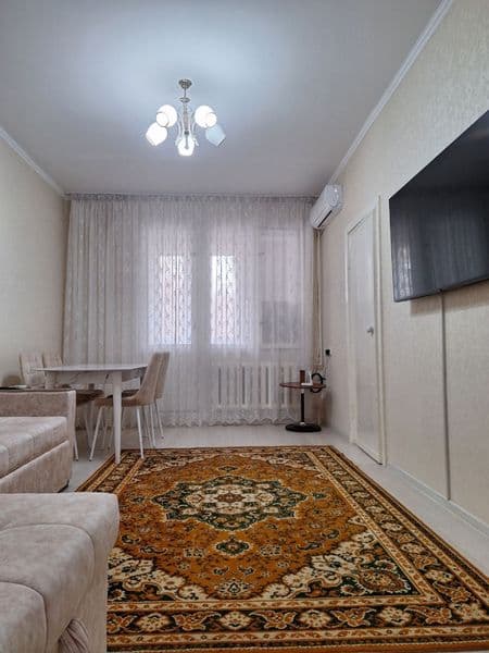 Чиланзарский р-н 8-квартал<br />
Маклерские 150$<br />
Комна