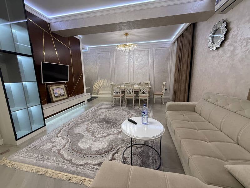 Отличное расположение дома - всё рядом - много магазинов, Це — фото 3