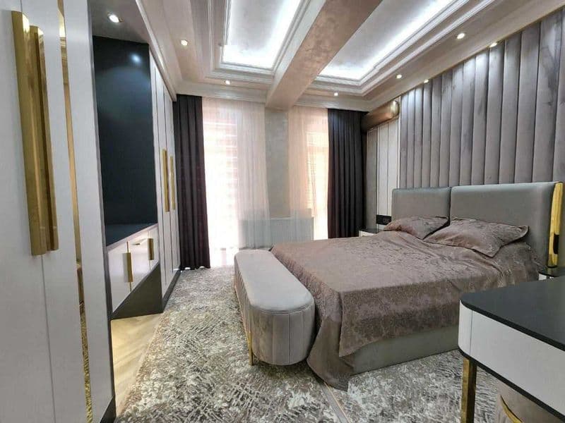 2 комнатную квартиру на 10 этаже,<br />
В квартире есть все 