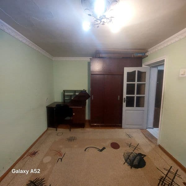 1 ком . За 300 $ . 2 - этаж<br />
Кирпич . Ремонт сред.<br /