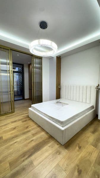 Отличное расположение дома - всё рядом - много магазинов, Це