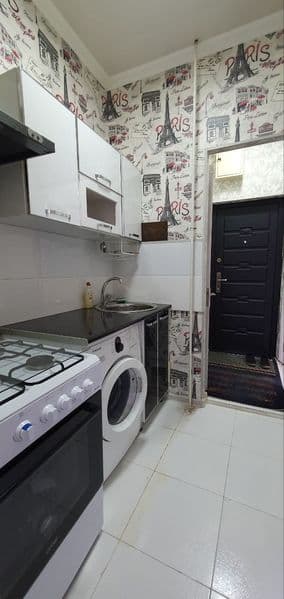 Однокомнатная, первый этаж, б/балкона, с ремонтом, все есть.