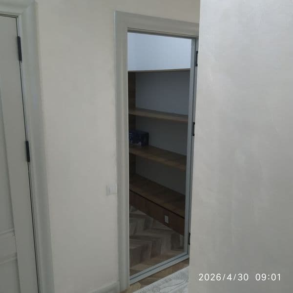 Uy yangi ta'mirdan chiqgan hali hech kim yashamagan. <br />
