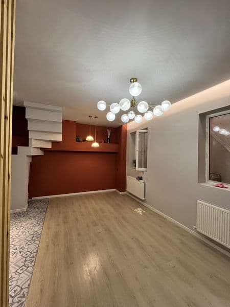 Dupleks xonadon 0- qavat da  joy bor. Pastda antena yaxshima