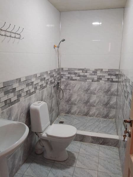 Sergeli hokimiyat oldida 4 xonali hovli talaba qizlar uchun 