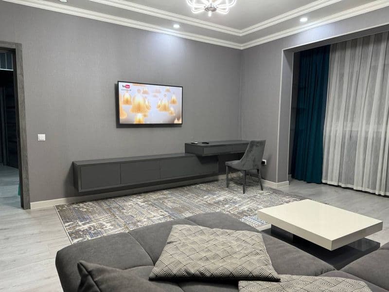 Отличное расположение дома - всё рядом - много магазинов, Це — фото 3