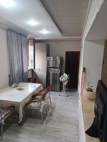 2 комнатная,  4 этаж, 5 этажного дома,  на Садык-Азимова. <b — фото 4