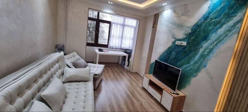 Максим горький 2 комнатная только семья <br />
300 $$  <br /