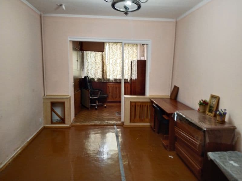 Квартира без ремонта балкон , кондиционер, некоторое мебель<