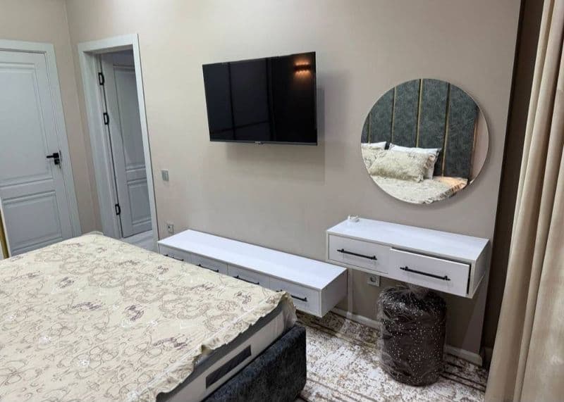 3 ком за 800 $ 4 этаж .<br />
9 этажка . Навастройка.<br />
