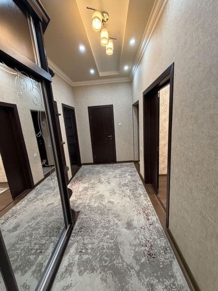 Сдаётся новостройка трехкомнатная в  Карасув 6. 700$. Школа 