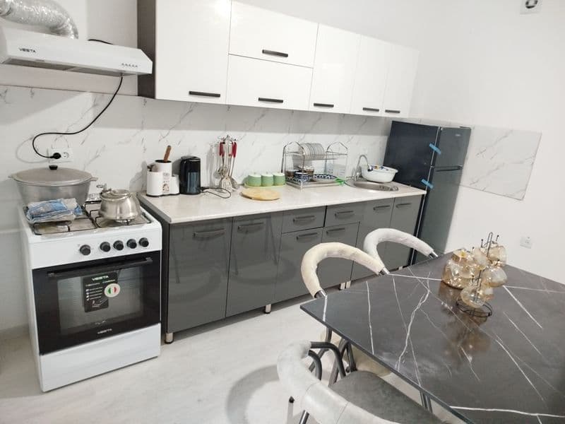 Бектемир Водникда<br />
2 хона 8 этаж 400$<br />
Барча жихоз