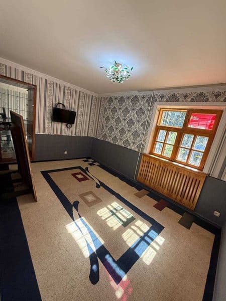 Сдается квартира рисвий ислом Ота мечеть 1 этаж 2 комнта сре