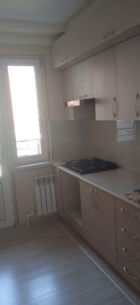 Сдается двух комнатная квартира на третьем этаже, комнаты ра