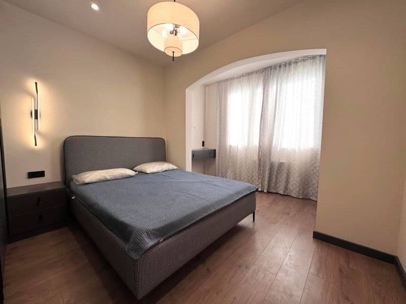 2 комнатную квартиру на 7 этаже,<br />
В квартире есть все н