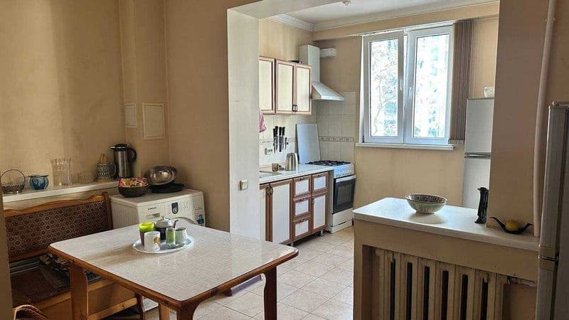 Большая изолированная спальня, просторная кухня, переходящая