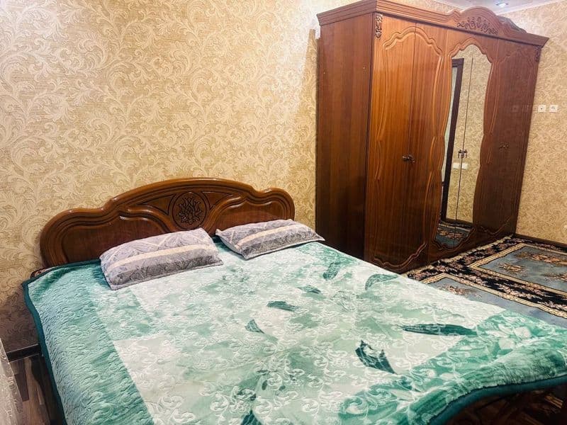 Chilonzor 18 kV alxorazmi kuruk tarafda 2 hona uy toza akura