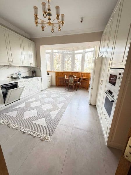 Площадь: 145 м²<br />
  Этаж: 3<br />
 Дом: кирпичный, есть 