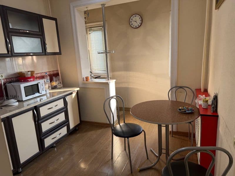 Mirzo Ulugbek tumani arentir darxon 7 etaj 1 xona sheriklikk